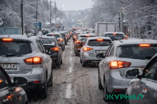 Саратов утонул в пробках из-за снегопада и ДТП