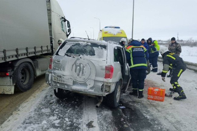 Два человека пострадали в ДТП под Саратовом с участием Toyota и Sollers
