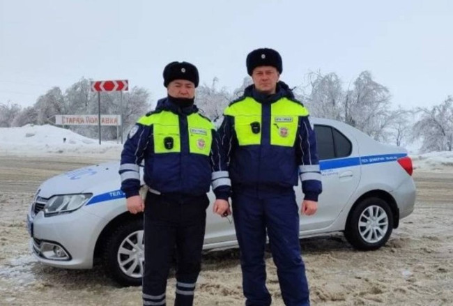 В Волгоградской области инспекторы ГИБДД помогли женщинам из Саратова, попавшим в ДТП во время метели