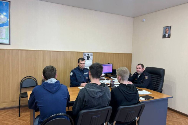 В Балаково полицейские наказали подростков за опасные трюки на троллейбусе