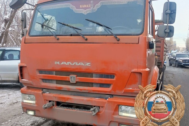 На улице Соколовой в Саратове грузовик врезался в Renault Logan