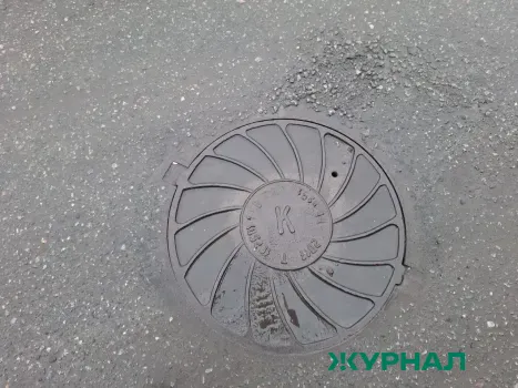 Открытый колодец на дороге к школе №&thinsp;22 в Заводском районе вызывает беспокойство жителей