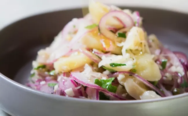Салат из квашеной капусты и картофеля: просто, вкусно и из остатков