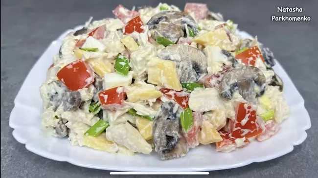 Салат &laquo;Жозефина&raquo;: сытное блюдо с курицей и грибами для любого стола