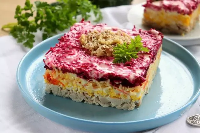 Салат &laquo;Генеральский&raquo;: яркое блюдо для торжества, которое удивит гостей своим вкусом и сочностью