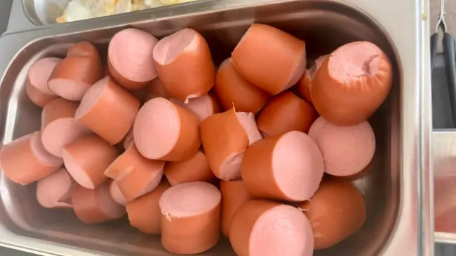 Как правильно готовить сосиски: 3−5 минут в кипятке для идеального вкуса