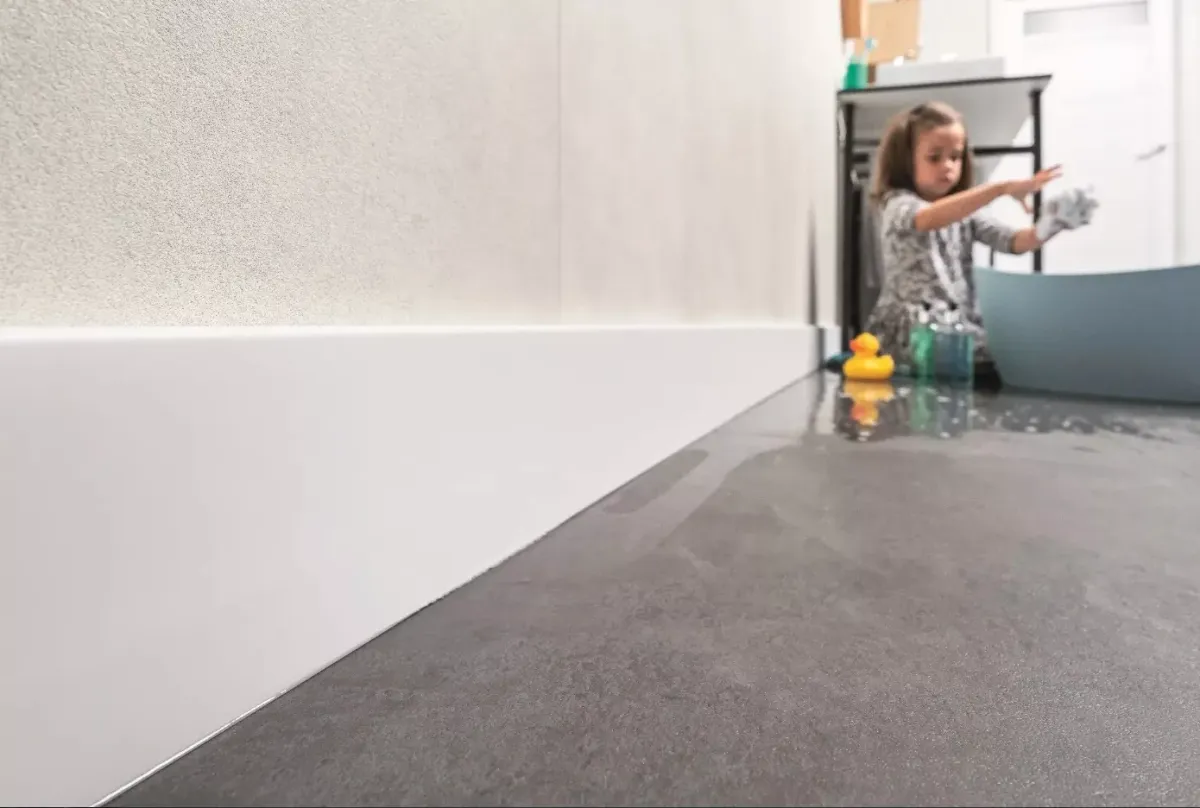 Скрываем трубы в ванной: практичный способ с полимерным плинтусом