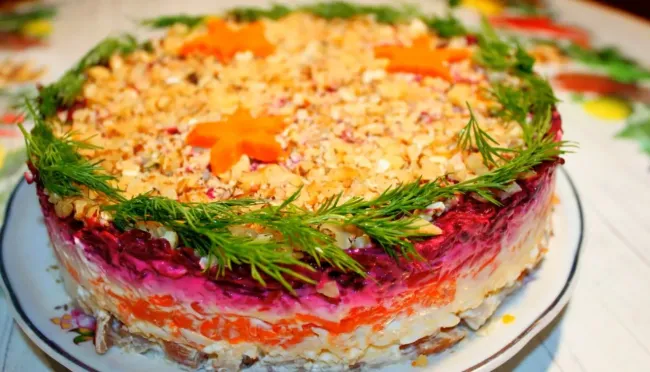 Салат &laquo;Настоящий полковник&raquo;: сытное блюдо для праздника и ужина из простых ингредиентов