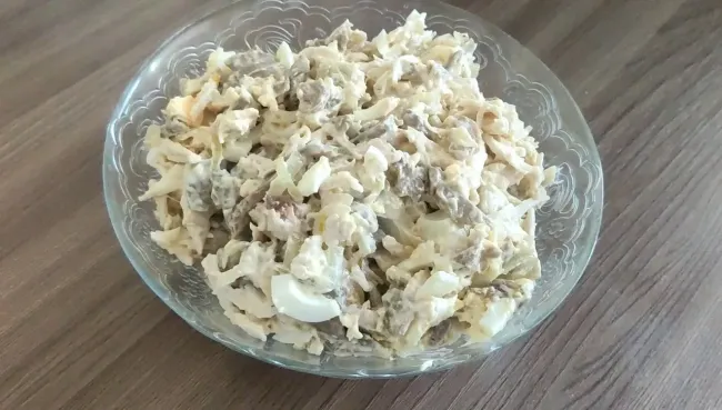 Салат &laquo;Дубок&raquo;: быстрое и сытное блюдо для любого стола