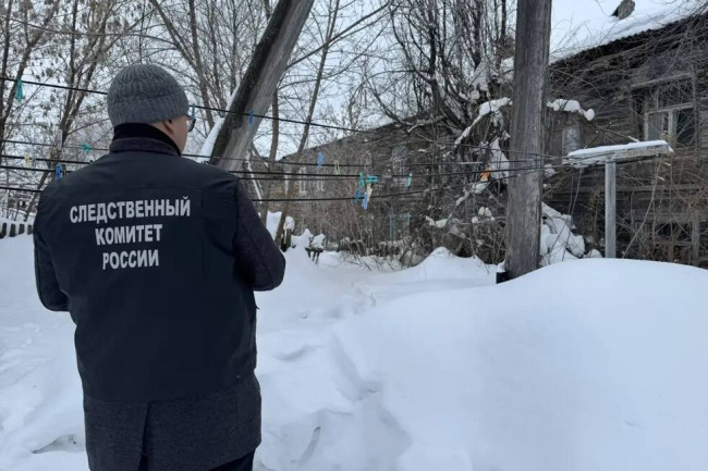 Часть крыши аварийного дома в Вольске обрушилась, возбуждено уголовное дело