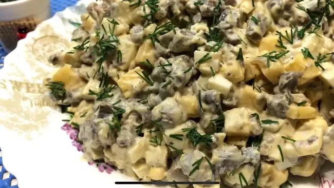 Салат &laquo;Неожиданная радость&raquo;: быстрое угощение для любого повода