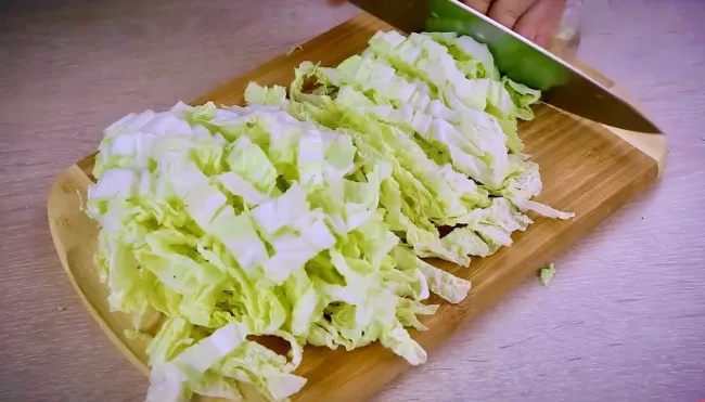 Салат из пекинской капусты с яйцом и огурцом: быстрое и вкусное блюдо для любого стола