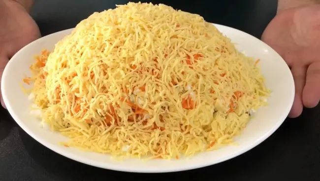 Слоеный салат с ветчиной и горошком: простой рецепт для любого праздника