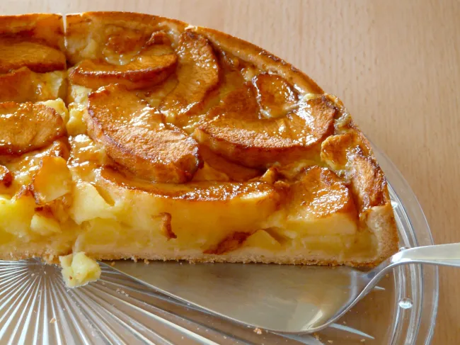 Яблочная шарлотка за 35 минут: простой рецепт с доступными ингредиентами