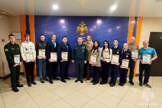 В Саратове наградили молодых людей за спасение в чрезвычайных ситуациях