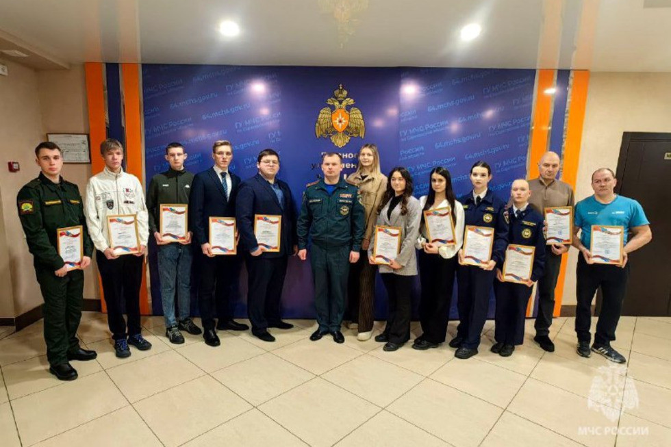 В Саратове наградили молодых людей за спасение в чрезвычайных ситуациях