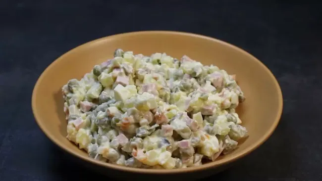 Салат &laquo;Русский&raquo;: сытное блюдо с яблоком и грибами для праздничного стола или повседневного меню