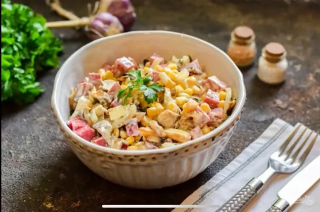 Салат &laquo;Соренто&raquo;: простой рецепт с грибами и ветчиной для ужина или праздника