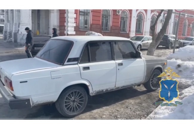 В Саратове 19-летний водитель без прав попался на тонированной «семерке»