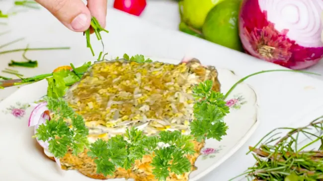 Необычный торт-салат к 23 февраля: удивите гостей вкусом и оригинальностью