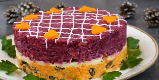 Слоеный салат &laquo;Любовница&raquo;: яркое украшение для вашего праздничного стола