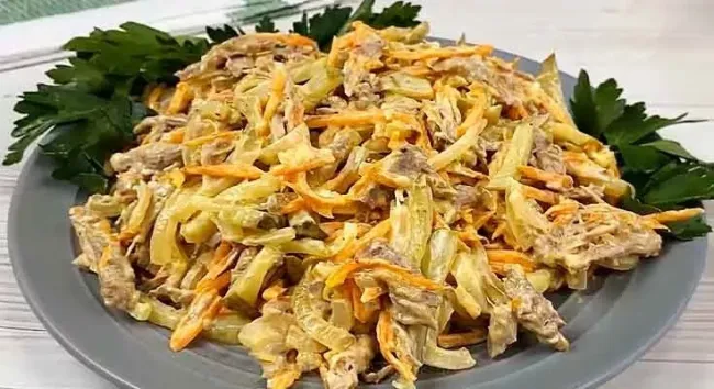 Салат &laquo;Обжорка&raquo; с курицей: быстрое и вкусное блюдо для праздничного стола