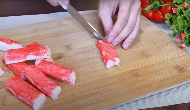 Салат с крабовыми палочками и помидорами за 10 минут: просто и вкусно