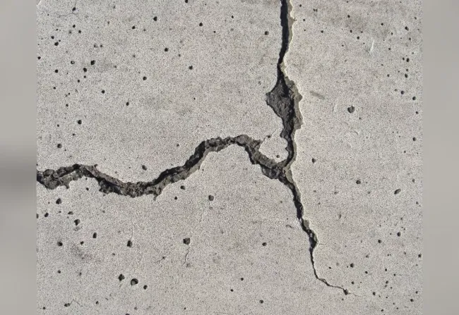 Как заделать трещины в бетоне: простой способ с цементным раствором