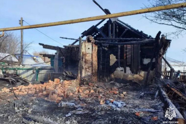 Три человека погибли в результате пожара в посёлке Знаменский Саратовской области
