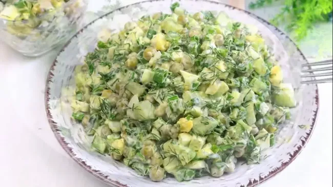 Легкий салат с яйцами и зеленью за 10 минут: идеальный перекус для дома и гостей