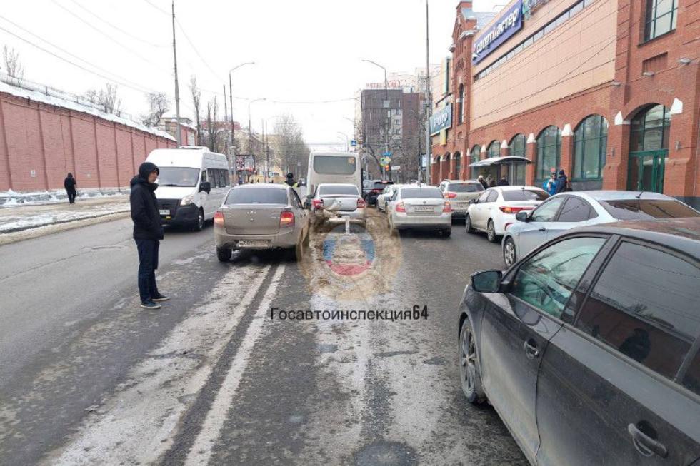 В Саратове в результате тройного ДТП пострадала женщина-водитель иномарки