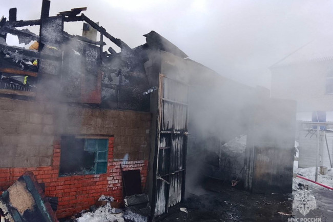 Два человека пострадали при пожаре в гараже в Энгельсе