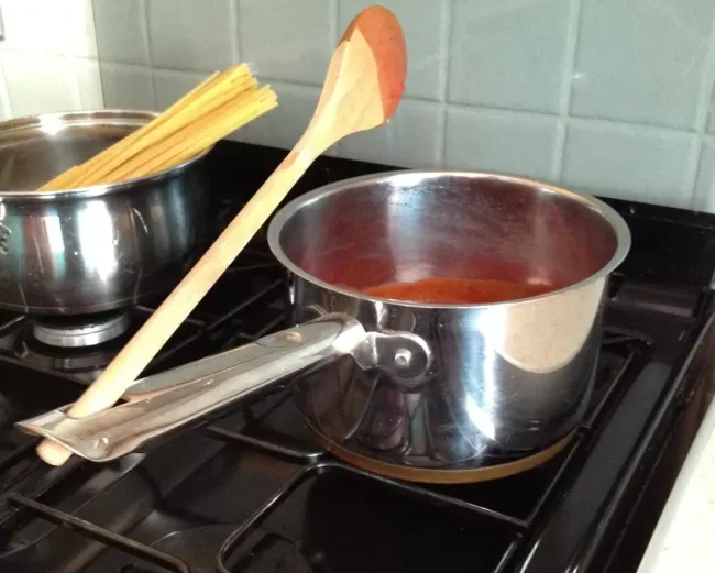 Отверстие в ручке сковороды: как поддерживать порядок на кухне и избежать загрязнений