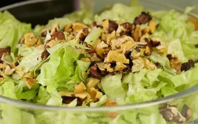 Салат &laquo;Красотка&raquo; с грушей и курицей: легкое блюдо без майонеза для 8 Марта