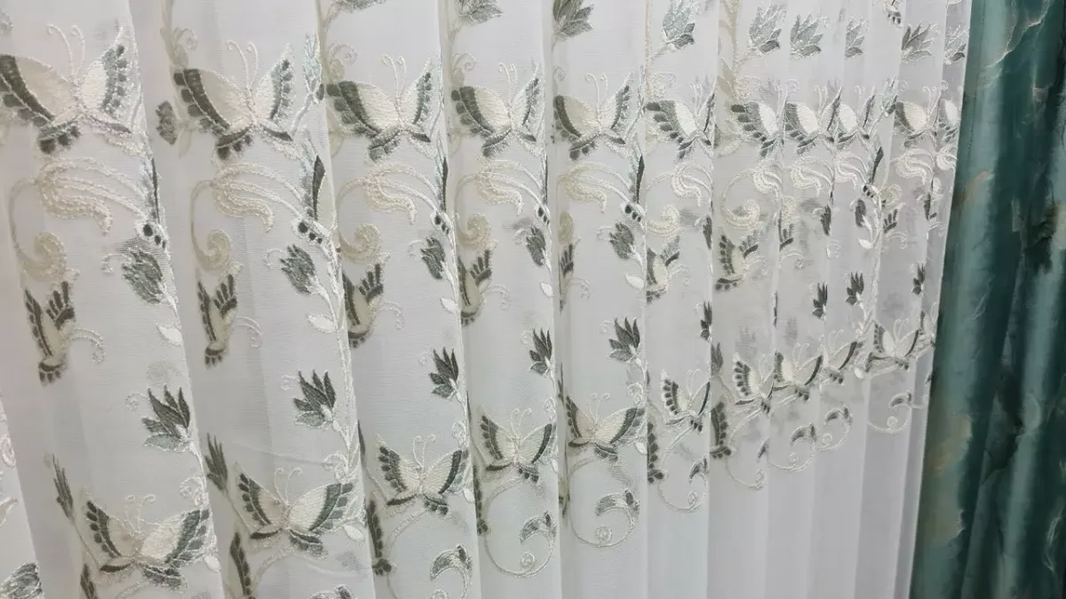 Тюль в 2025 году: как выбрать и сочетать с другими шторами для стильного интерьера