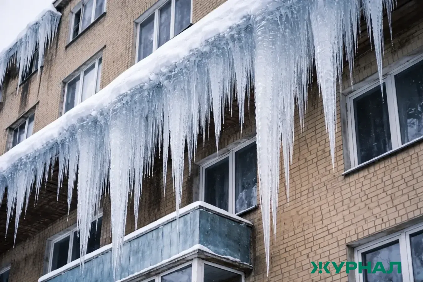 Снег и наледь упали на женщину в Саратове, она госпитализирована