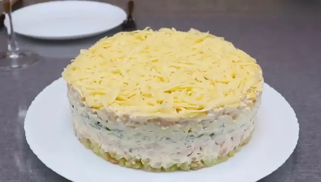 Слоеный салат &laquo;Любимому папе&raquo; &mdash; сытное блюдо для семейного ужина или праздника