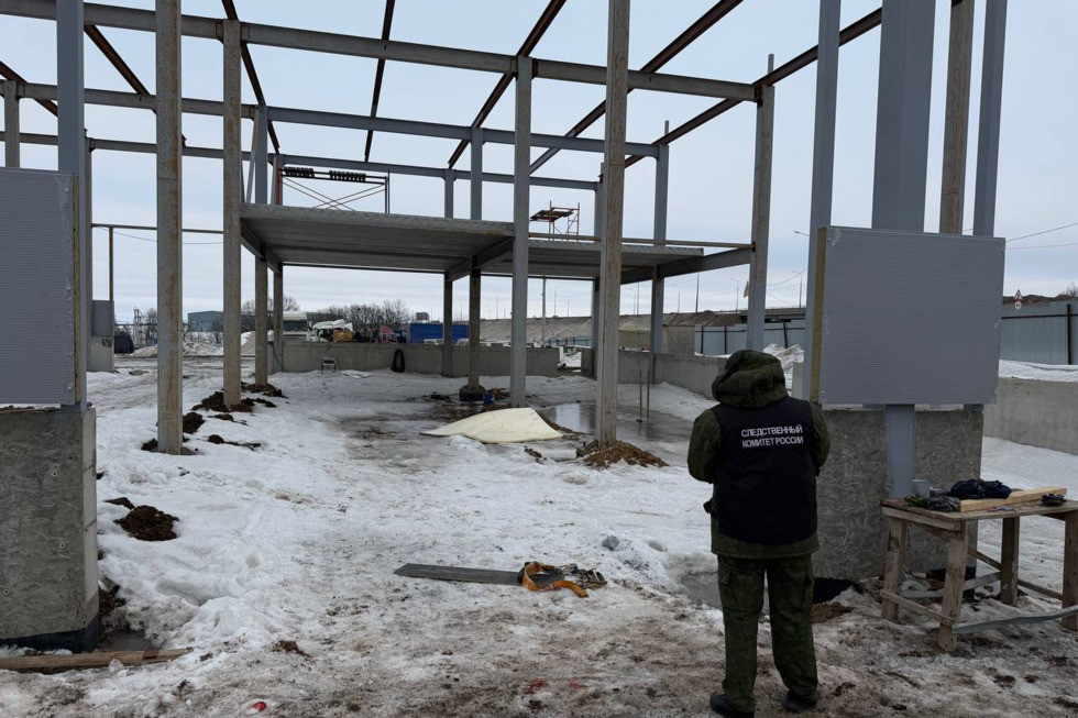 На стройке в поселке Дубки с высоты упал 25-летний рабочий, его госпитализировали