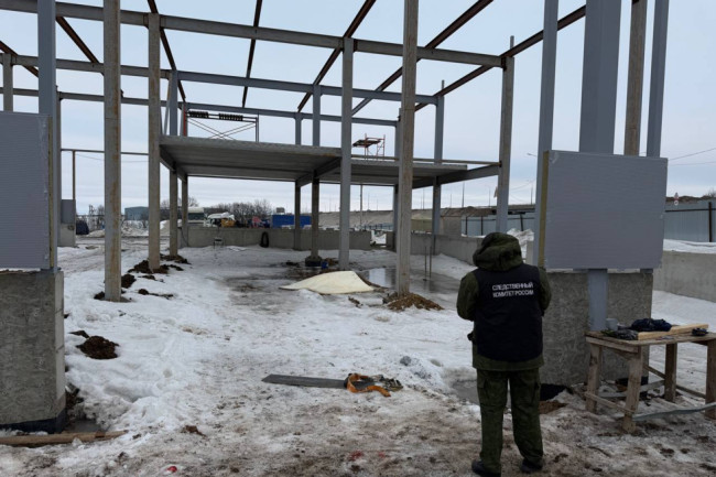 На стройке в поселке Дубки с высоты упал 25-летний рабочий, его госпитализировали