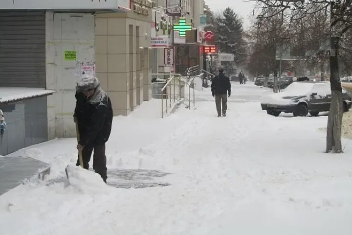 Уборка снега и наледи продолжается в Энгельсе: на каких улицах идут работы