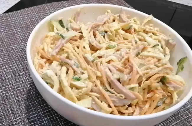 Салат &laquo;Кореянка&raquo;: нежное куриное мясо и хрустящая капуста для вашего стола