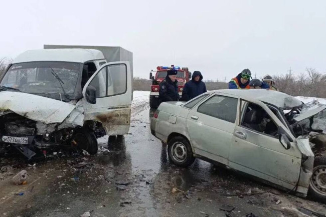 ДТП под Питеркой: один погиб, трое пострадали в столкновении автомобилей