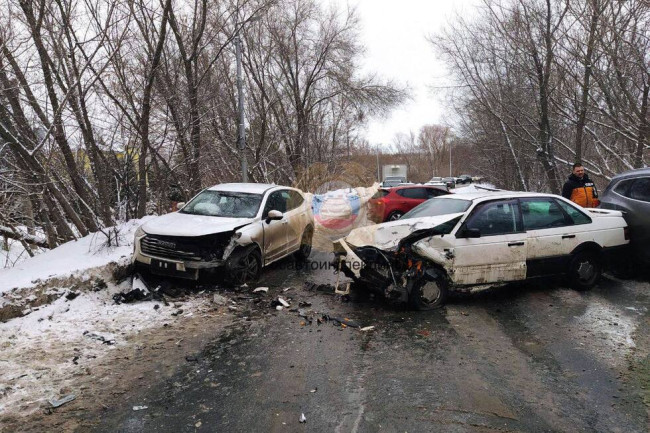 ДТП в Саратове: водитель Volkswagen пострадал при столкновении с Haval