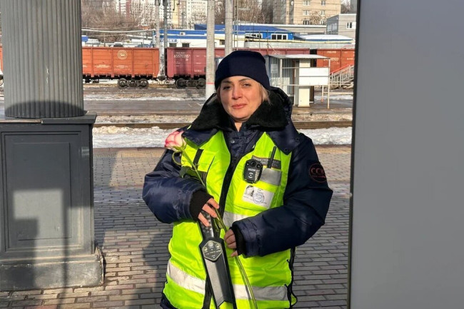 Министр транспорта Саратовской области поздравил женщин-водителей с 8 Марта