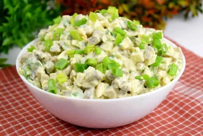 Салат &laquo;Вера&raquo; на праздничный стол: быстрое и простое блюдо без варки