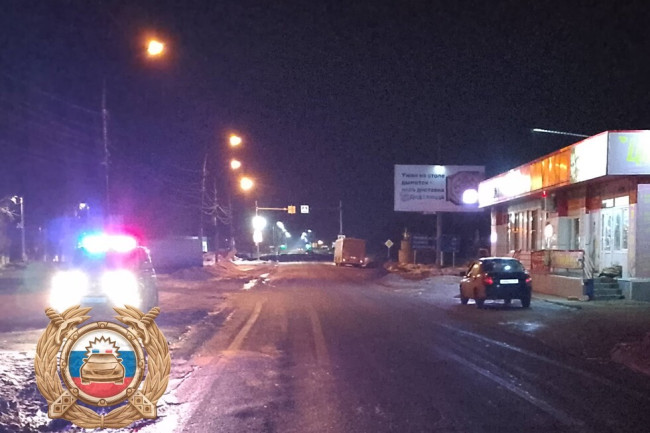 В Энгельсе на улице Гагарина автомобиль сбил женщину и скрылся с места происшествия