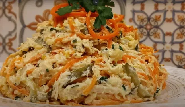 Салат &laquo;Василиса&raquo;: яркое блюдо с курицей и овощами для праздничного стола