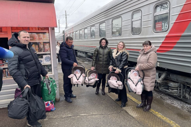 Семья из Москвы привезла в Саратов новорожденных четверняшек