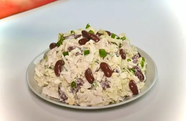 Салат с пекинской капустой и копченой курицей: быстро и без варки для 8 Марта