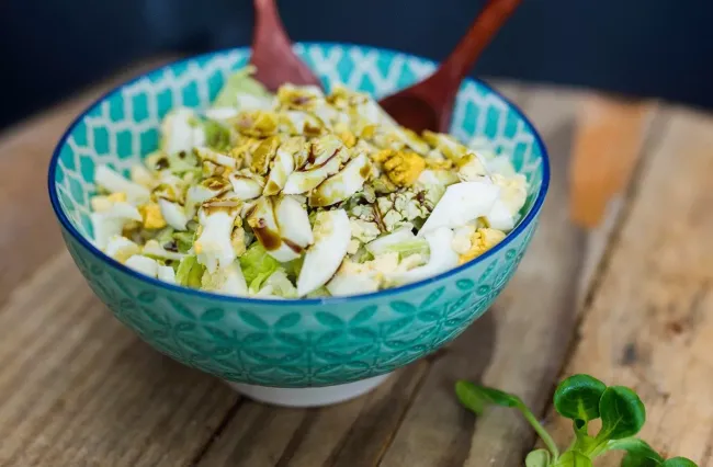 Простой салат из капусты и яиц за 10 минут: минимум усилий, максимум вкуса